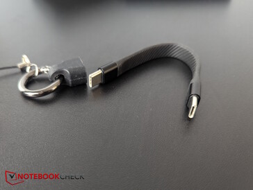 ...un cable USB-C muy rápido y corto para datos y alimentación (hasta 240 W)