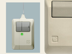 El nuevo accesorio AirPods Pro 3 de Spigen junto al ratón Macintosh original de Apple.