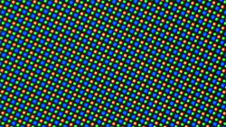 El panel OLED utiliza una matriz de subpíxeles RGGB con un diodo rojo, uno azul y dos verdes.