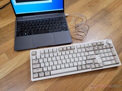 JamesDonkey RS2 es un moderno teclado mecánico inalámbrico con aspecto retro de los años 90