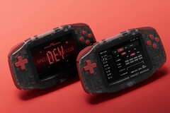 La edición especial para desarrolladores «Konkr Pocket Advance» cuenta con botones rojos y una carcasa translúcida.