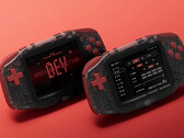 La edición especial para desarrolladores «Konkr Pocket Advance» cuenta con botones rojos y una carcasa translúcida.