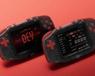 La edición especial para desarrolladores «Konkr Pocket Advance» cuenta con botones rojos y una carcasa translúcida.