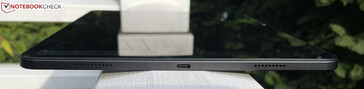 Derecha: altavoz, USB-C 2.0, altavoz