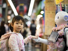 Princeton advierte de ataques de manipulación del contexto en agentes de IA Web3. En la imagen: Una niña cogida de la mano de un robot (Fuente de la imagen: Andy Kelly, Unsplash)