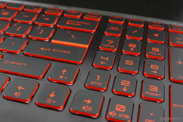 Pequeñas teclas Numpad en relación con las teclas de flecha de tamaño completo y las teclas QWERTY