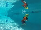 Youtuber prueba su casco de buceo autoimpreso en su piscina