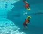 Youtuber prueba su casco de buceo autoimpreso en su piscina