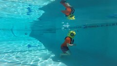Youtuber prueba su casco de buceo autoimpreso en su piscina