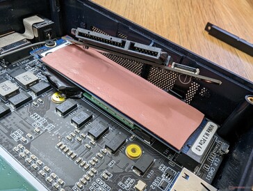 Ranura principal M.2 2280 PCIe4 x4 NVMe + bahía secundaria SATA III de 2,5 pulgadas en la parte superior. Módulo WLAN extraíble debajo del SSD M.2