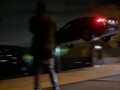 Un vídeo de YouTube correspondiente muestra un Tesla Model S volando por los aires antes de estrellarse contra varios coches aparcados (Imagen: Alex Choi, YouTube)
