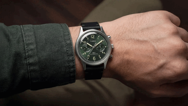 Los relojes se suministran con correas de piel de 20 mm con barras de liberación rápida y cuentan con una resistencia al agua de 50 m.