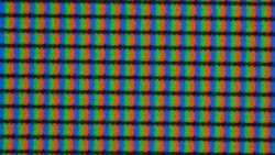 La cuadrícula de subpíxeles está ligeramente difuminada bajo la superficie mate de la pantalla.