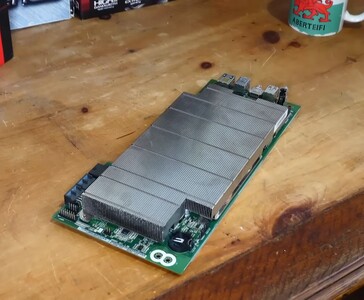 Placa AMD BC250 con un gran disipador pasivo. (Fuente de la imagen: Budget-Builds Official vía YouTube)