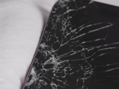 La pantalla del iPhone 17 Pro (en la imagen) se hizo añicos en el primer intento de caída, aunque después siguió funcionando con normalidad. (Fuente de la imagen: Allstate Protection Plans/YouTube)