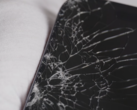 La pantalla del iPhone 17 Pro (en la imagen) se hizo añicos en el primer intento de caída, aunque después siguió funcionando con normalidad. (Fuente de la imagen: Allstate Protection Plans/YouTube)