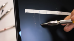 Arañazos a un nivel 3, con... espere, ¡¿qué?! (Fuente: JerryRigEverything vía YouTube)