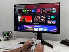 Interfaz de la Experiencia a Pantalla Completa (FSE) de Windows 11 mostrada en un monitor con un mando de Xbox utilizado para la navegación (Fuente de la imagen: YouTube/ETA Prime)