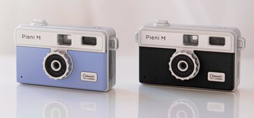La cámara de juguete Pieni M de Kenko está disponible en modelos azul grisáceo o negro. (Fuente: Kenko Tokina)