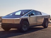 Un cibercamión Tesla. Tesla ofrece a sus propietarios un año gratuito de conducción a escala completa (FSD) (Fuente de la imagen: Greg Pajo Car and Driver)