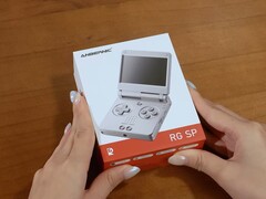 El Anbernic RG SP se enviará en una caja de venta al público de nuevo diseño.