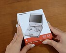 El Anbernic RG SP se enviará en una caja de venta al público de nuevo diseño.