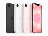 Mientras que el iPhone 16e sólo está disponible en blanco y negro, Apple ofrece el iPhone 17e en un colorway adicional rosa claro.