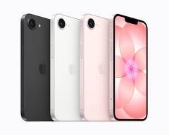 Mientras que el iPhone 16e sólo está disponible en blanco y negro, Apple ofrece el iPhone 17e en un colorway adicional rosa claro.