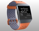 El Fitbit Ionic en azul coral y naranja ardiente (Fuente de la imagen: Fitbit)