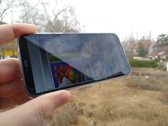 Uso de la Moto G7 Power en exteriores con reflejos en pantalla