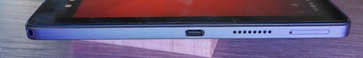 Derecha: Puerto USB-C, altavoz, ranura microSD/SIM