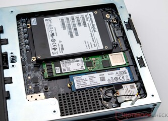 Minisforum MS-01 equipado con tres unidades SSD