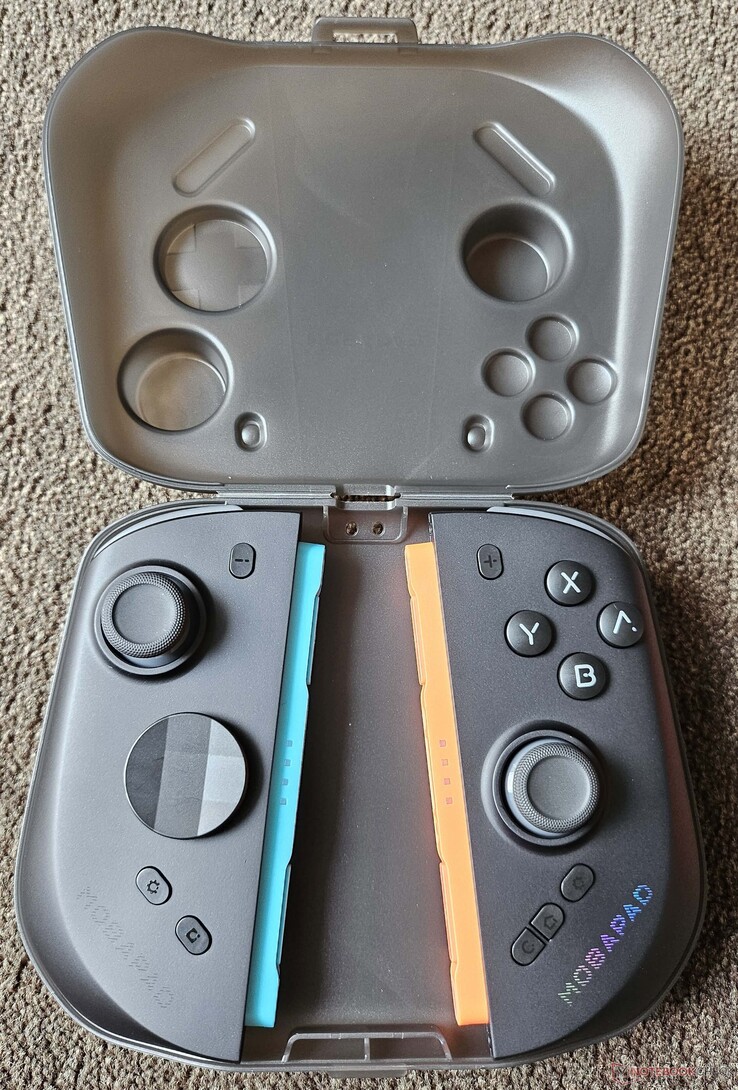 La funda protege los Joy-Cons y, además, ofrece espacio para el soporte opcional.