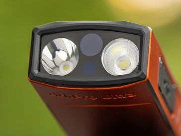 La Olight ArkPro Ultra cuenta con un foco de haz amplio, un foco de haz estrecho, luz ultravioleta y un láser verde.