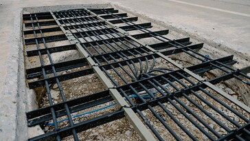 El Departamento de Transporte de Indiana cubrió las bobinas del transmisor de Purdue con hormigón de autopista. (Fuente de la imagen: Kelsey Lefever/Universidad de Purdue)