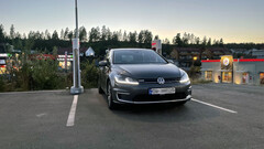 VW eléctrico cargando en un puesto de Tesla (imagen: OfficialQzf/Reddit)
