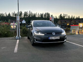 VW eléctrico cargando en un puesto de Tesla (imagen: OfficialQzf/Reddit)
