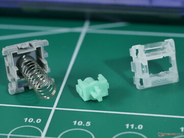 Desmontaje del interruptor Wooting Lekker Tikken - hay una fina capa de lubricante en los carriles del interruptor, pero no demasiada como para que se sientan flojos. (Fuente de la imagen: Julian van der Merwe / Notebookcheck)