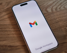 Un iPhone con el logotipo de Gmail en la pantalla.