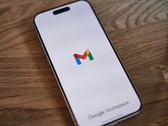 Un iPhone con el logotipo de Gmail en la pantalla.