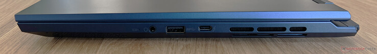 Derecha: toma de audio de 3,5 mm, USB-A 3.2 Gen.2 (10 GBit/s), USB-C 4.0 con Thunderbolt 4 (40 GBit/s, DisplayPort modo ALT, Power Delivery)