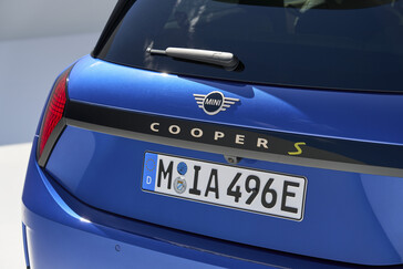 La parte trasera del nuevo Mini Cooper SE ha recibido el mismo tratamiento minimalista que el resto del coche. (Fuente de la imagen: Mini)