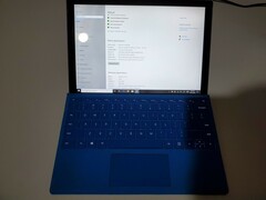 El Surface Pro 8 se parecerá a su predecesor. (Fuente de la imagen: u/unreliable_noob)