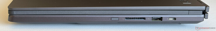 Lado derecho: Botón de encendido, lector de tarjetas SD, USB-A 3.2 Gen.2 (10 Gbps), USB-C 4.0 con Thunderbolt 4 (40 Gbps, DisplayPort, Power Delivery)