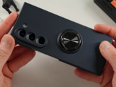 Una Galaxy Z Fold5 en una funda Fold6. (Fuente: Jeff Springer vía YouTube)