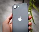 Al igual que el iPhone 16e de la imagen, el iPhone 17e de Apple podría ofrecer una única cámara en la parte trasera