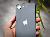 Al igual que el iPhone 16e de la imagen, el iPhone 17e de Apple podría ofrecer una única cámara en la parte trasera