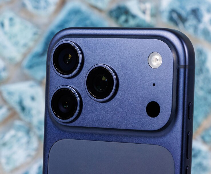 Primer plano del módulo de la cámara del iPhone Apple, que ilustra el futuro potencial de integración del sensor LOFIC. (Fuente de la imagen: Notebookcheck)