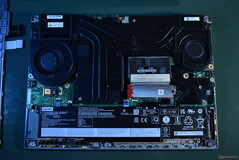 Lenovo ThinkPad P16 Gen 2: Tapa inferior retirada