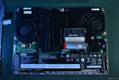 Lenovo ThinkPad P16 Gen 2: Tapa inferior retirada
